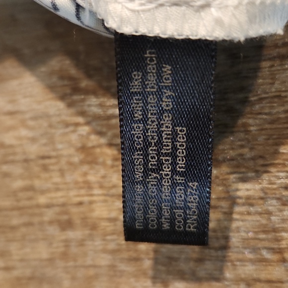 The Limited *Sleeveless Black and White Patterned Blouse. - Picture 8 of 8